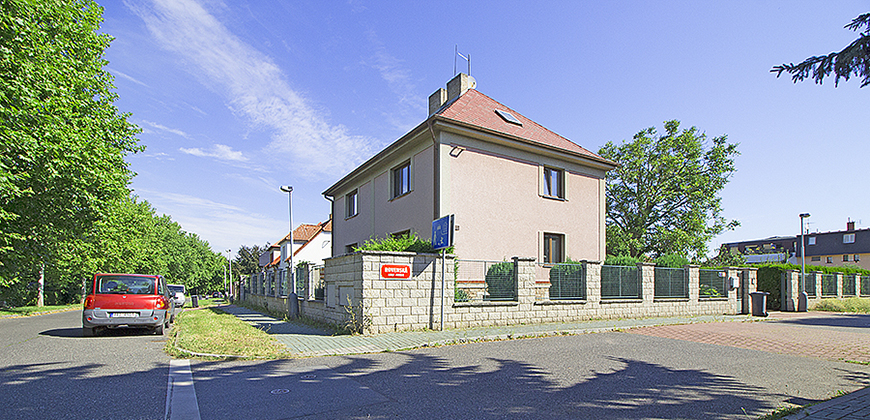 Vila (3 bytové jednotky), Praha 9 - Kbely, pozemek 1065m2