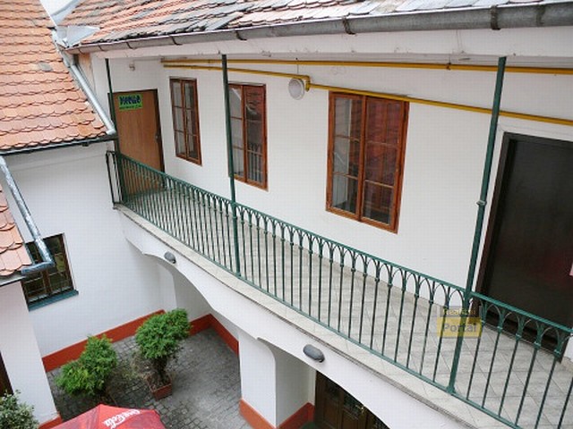Pron�jem kancel���, 4+1, 220m2, Praha 1, po �prav�ch, ��ste�n� za��zen�