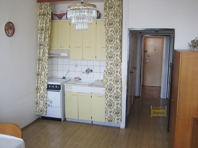 Prodej bytu 1+kk, 27m2, standart, Praha 10, ��ste�n� za��zen�, dru�stevn� vl.