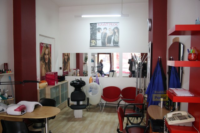 Pron�jem zaveden�ho  salonu v Praze 3 s odstupn�m, 40m2,  ��ste�n� za��zen�